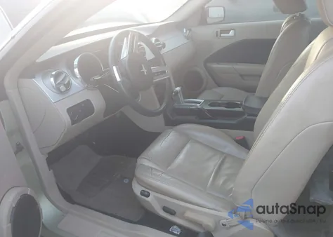 2005 Ford Mustang V6 Deluxe/V6 Premium z USA, uszkodzony, nr VIN 1ZVFT80N555205042